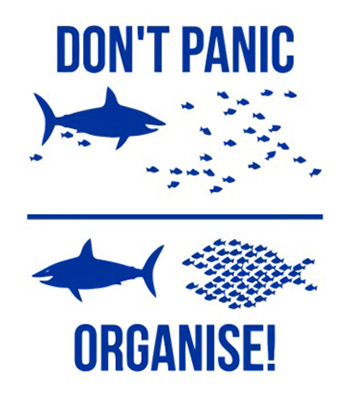 Il y a deux images l'une au-dessus de l'autre. L'a première on voit un requin qui poursuit plusieurs petits poissons avec le texte "Don't panic", l'autre on voit le requin qui nage en sens inverse, poursuivit par les petits poissons qui se sont regroupés pour former un plus gros poisson que le requin avec le texte "Organise!"