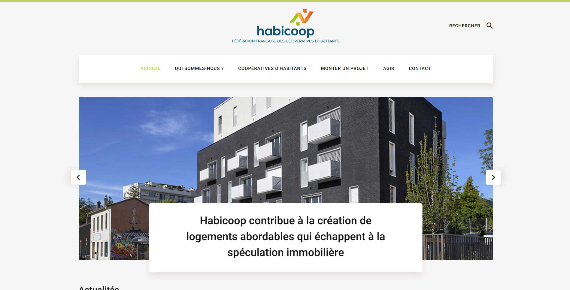 Capture d'écran du site web de Habicoop, la Fédération Française des Coopératives d'Habitants. L'image montre un bâtiment moderne en brique avec des balcons blancs, sous un ciel bleu. En superposition, un texte explique : 'Habicoop contribue à la création de logements abordables qui échappent à la spéculation immobilière'. Le logo de Habicoop et son slogan 'Fédération Française des Coopératives d'Habitants' sont visibles en haut de la page, ainsi qu'un menu de navigation avec des liens comme 'Accueil', 'Qui sommes-nous ?', 'Coopératives d'habitants', 'Monter un projet', 'Agir', et 'Contact'.